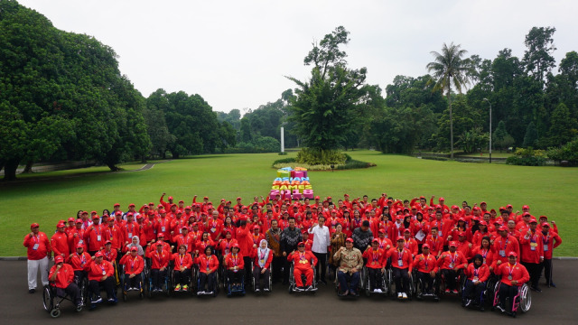 Jokowi berfoto bersama dengan Atlet Asian Para Games 2018 di Istana Bogor, Sabtu (13/10/2018). (Foto: Yudhistira Amran Saleh/kumparan)