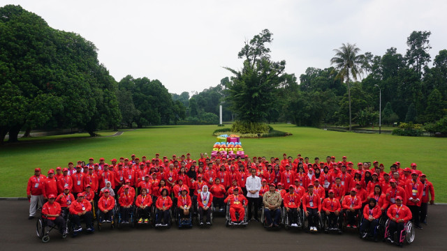 Jokowi berfoto bersama dengan Atlet Asian Para Games 2018 di Istana Bogor, Sabtu (13/10/2018). (Foto: Yudhistira Amran Saleh/kumparan)
