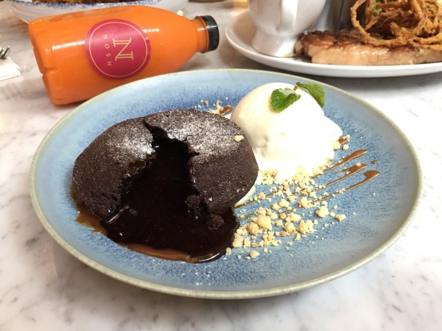 Molten Lava Chocolate Cake - Nosh  (Foto: Azalia Amadea/kumparan )