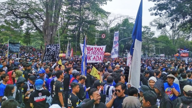 Ribuan supporter Persib unjuk rasa tuntut keadilan dari PSSI di depan Gedung Sate, Kota Bandung, Sabtu (13/10/2018). (Foto: Iqbal Tawakal/kumparan)