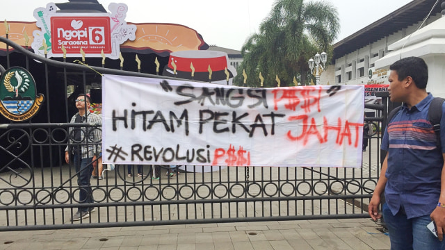 Supporter Persib unjuk rasa tuntut keadilan dari PSSI di depan Gedung Sate, Kota Bandung, Sabtu (13/10/2018). (Foto: Iqbal Tawakal/kumparan)