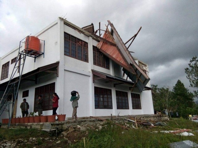 Puting Beliung Hancurkan Rumah Warga dan Kantor di Toraja