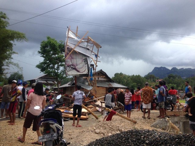 Puting Beliung Hancurkan Rumah Warga dan Kantor di Toraja (1)