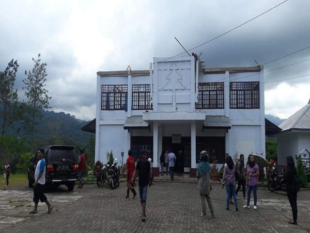 Puting Beliung Hancurkan Rumah Warga dan Kantor di Toraja (2)
