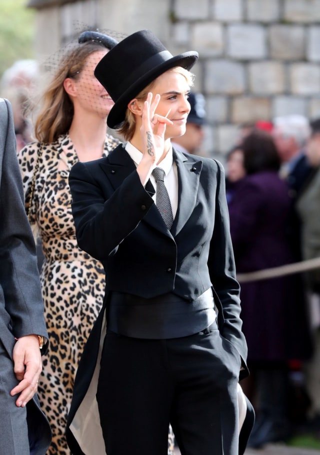 Cara Delevingne Tampil Chic dalam Balutan tuxedo dari Emporio Armani dan topi dari Chanel. (Foto: Gareth Fuller/Pool via REUTERS)