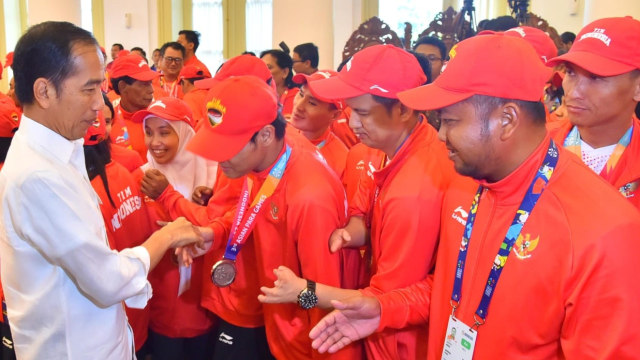Jokowi memberikan bonus untuk atlet Indonesia di Asian Para Games 2018. (Foto: Dok. Biro Pers Setpres)