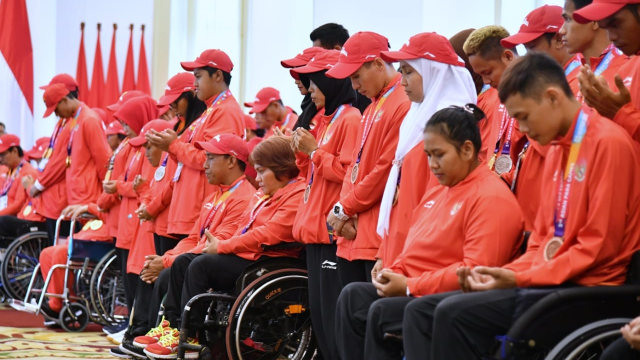 Jokowi memberikan bonus untuk atlet Indonesia di Asian Para Games 2018. (Foto: Dok. Biro Pers Setpres)