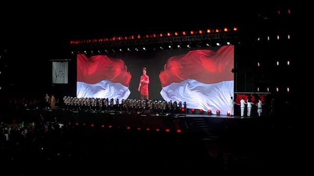 Pengibaran bendera Merah-Putih di Closing Ceremony Asian Para Games 2018 (Foto: Karina Nur Shabrina/kumparan)