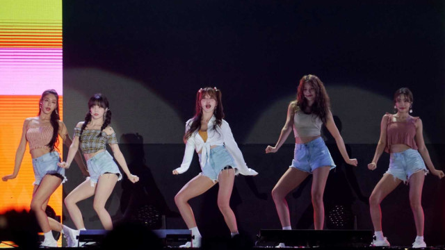 Aksi panggung Kpop girl band AOA di penutupan Asian Para Games 2018.
(Foto: Irfan Adi Saputra/kumparan)