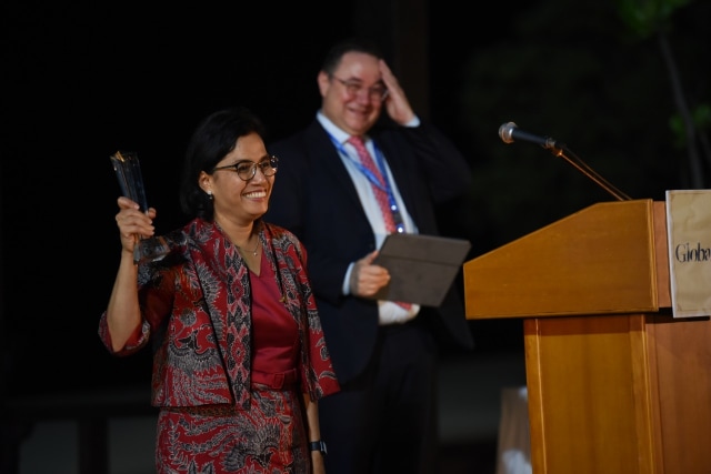 Menteri Keuangan Sri Mulyani Indrawati menyampaikan sambutan atas penganugerahan dirinya sebagai Menteri Keuangan Terbaik 2018, Sabtu (13/10). Anugerah itu diberikan majalah Global Market.  (Foto: Agus Tri H/ Kemenkeu)