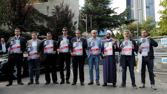 Aktivis hak asasi manusia dan para jurnalis, melakukan protes di luar Konsulat Saudi di Istanbul. (Foto: REUTERS/Osman Orsal)