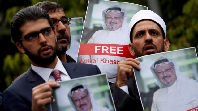 Aktivis hak asasi manusia dan para jurnalis, melakukan protes di luar Konsulat Saudi di Istanbul. (Foto: REUTERS/Murad Seze)