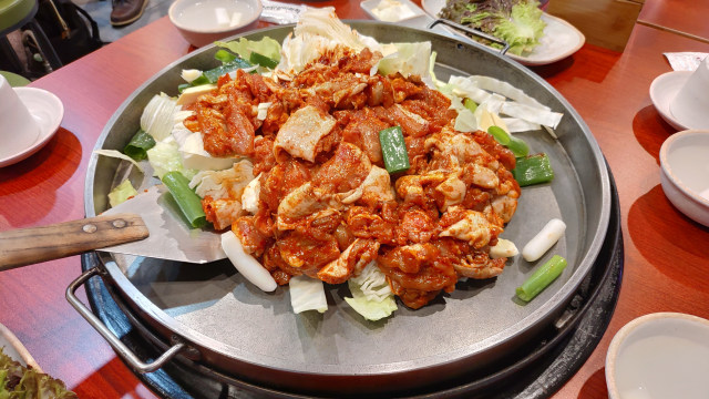 Makanan khas Korea Selatan, Dakgalbi. Foto: Niken Nurani/kumparan