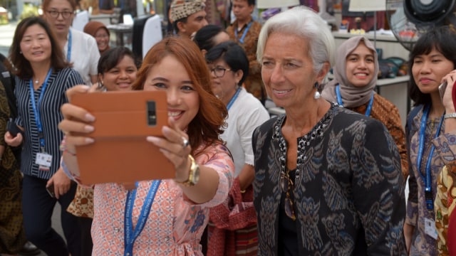 Direktur Pelaksana IMF Christine Lagarde (kanan) berfoto bersama dengan petugas pameran kerajinan Indonesia di sela Pertemuan Tahunan IMF-World Bank di Nusa Dua, Bali, Minggu (14/10/2018). Foto: ANTARA FOTO/Nyoman Budhiana