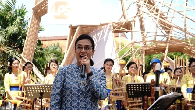 Menteri Keuangan Sri Mulyani bernyanyi di Indonesia Pavilion. (Foto: Helmi Afandi Abdullah/kumparan)