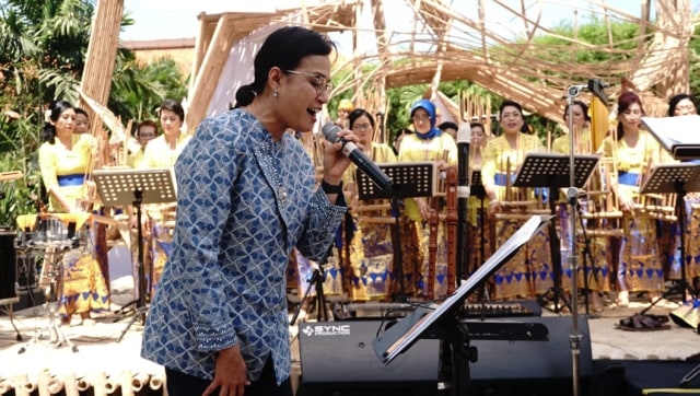 Menteri Keuangan Sri Mulyani bernyanyi di Indonesia Pavilion. (Foto: Helmi Afandi Abdullah/kumparan)