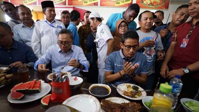 Sandi (kanan) makan siang di Majalengka bersama Zulkifli Hasan (kiri). (Foto: Dok. Tim Sandiaga Uno)