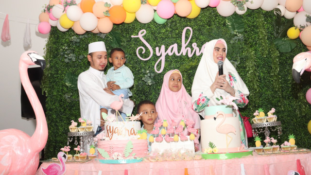 Habib Usman Bin Yahya dan Kartika Putri saat merayakan ulang tahun Syahra.  (Foto: Munady Widjaja)