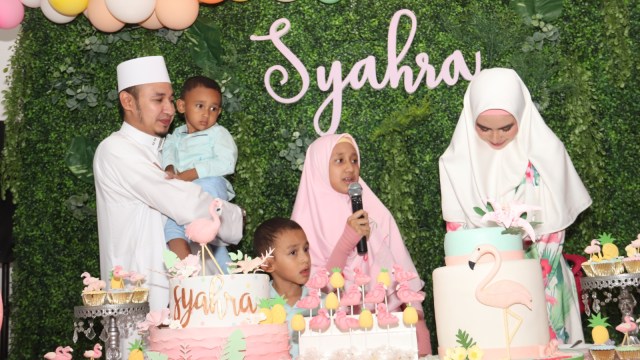 Habib Usman Bin Yahya dan Kartika Putri saat merayakan ulang tahun Syahra.  (Foto: Munady Widjaja)