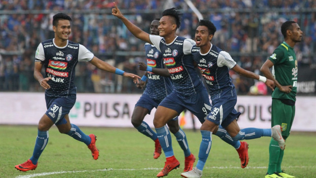 Selebrasi pemain-pemain Arema FC bilamana mengalahkan Persebaya Surabaya. (Foto: ANTARA/Ari Bowo Sucipto)