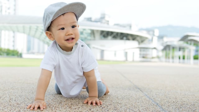 Ilustrasi bayi merangkak di luar rumah (Foto: Shutterstock)