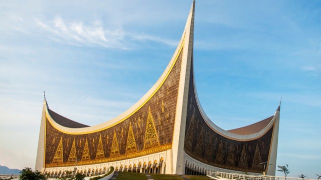 Masjid Raya Sumatera Barat (Foto: Shutter Stock)