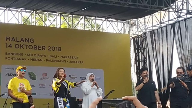 Gubernur Terpilih Khofifah Asyik Joget Bareng Siti Badriah di Malang
