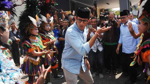 Sandiaga Uno menari bersama penari Topeng Ireng di Temanggung, Jawa Tengah. (Foto: Antara Foto/Anis Efizudin)