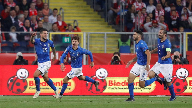 Para pemain Italia merayakan gol Cristiano Biraghi ke gawang Polandia. (Foto: Kacper Pempel/Reuters)