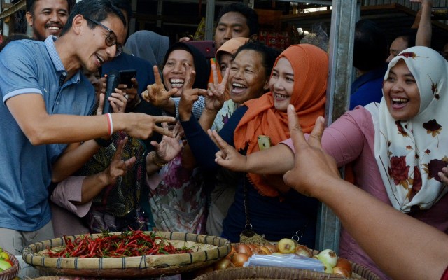 Sandiaga Uno mengacungkan salam dua jari bersama emak-emak di Pasar Wonodri, Semarang, Jawa Tengah. (Foto: Antara Foto/R. Rekotomo)