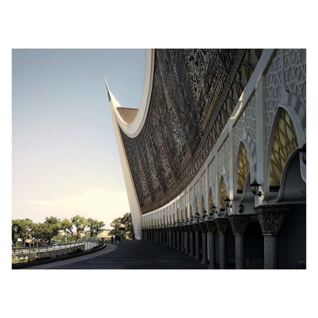 Masjid Raya Sumatera Barat, Padang (Foto: Instagram (@panduadikara))