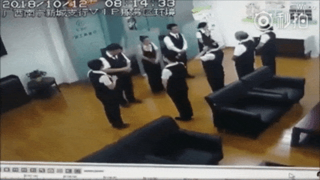 Ular piton terjatuh saat sedang rapat di China. (Foto: Youtube/Viral Home)