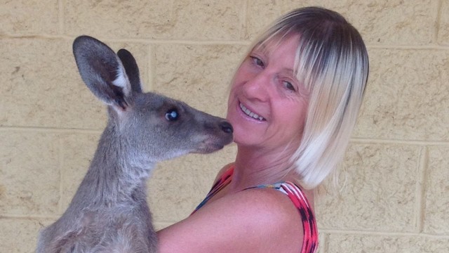 Linda Smith, perawat satwa liar di Queensland, Australia (Foto: Linda Smith via Facebook)