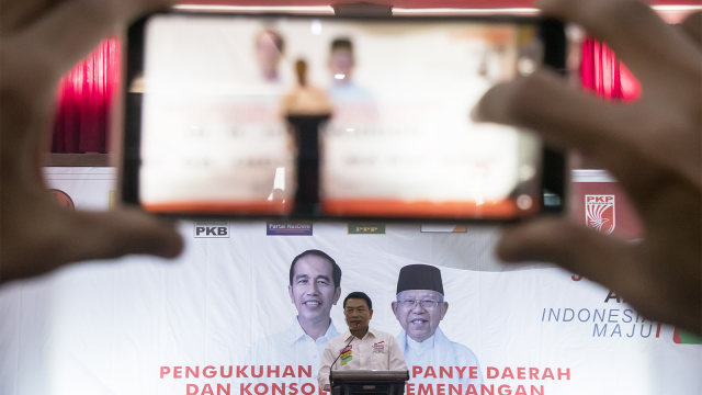 Wakil Ketua Tim Kampanye Nasional Jokowi-Ma'ruf Amin, Moeldoko memberikan arahan pada saat acara pengukuhan Tim Kampanye Daerah Jawa Barat. (Foto: ANTARA FOTO/Novrian Arbi)