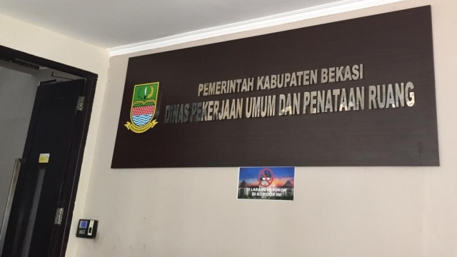 Suasana gedung Dinas PUPR Kabupaten Bekasi digembok. (Foto: Lutfan/kumparan)