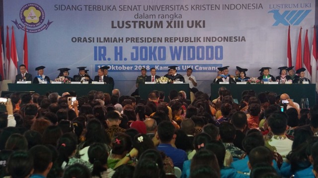 Presiden Joko Widodo memberikan orasi ilmiah pada sidang terbuka senat Universitas Kristen Indonesia di Kampus UKI, Jakarta, Senin (15/10). (Foto: Fanny Kusumawardhani/kumparan)