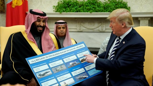 Donald Trump dan Putra Mahkota Saudi dalam sebuah pembicaraan perdagangan senjata di Gedung Putih Washington. (Foto: REUTERS/Jonathan Ernst)