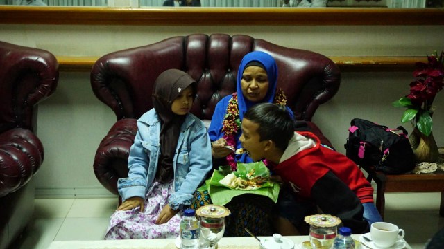 Keluarga menyambut kepulangan Miftah ke Aceh. (Foto: Zuhri Noviandi/kumparan)
