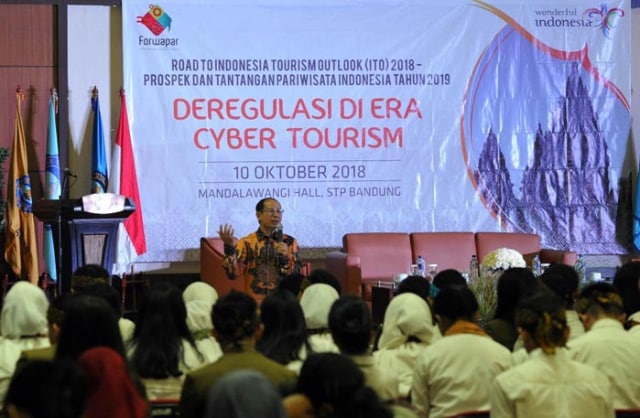 Prof. I Gde Pitana menjadi keynote speaker dalam Seminar Road to ITO (Indonesia Tourism Outlook) 2019 di Mandalawangi Hall, Sekolah Tinggi Pariwisata (STP) Bandung, Kamis pagi (11/10/2018).
 (Foto: (Dok. Kemenpar))