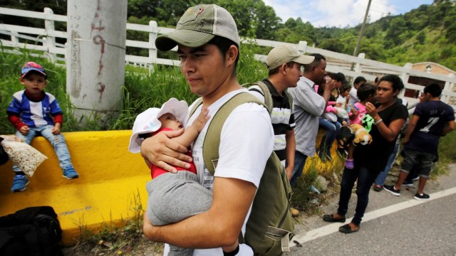 Saat seorang imigran membawa bayi menuju Amerika Serikat. (Foto: REUTERS/ Jorge Cabrera)
