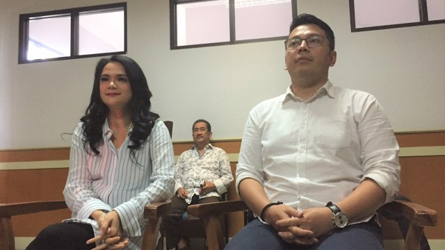 Shezy Idris dan suaminya, Krishna Adhyata Pratama, di Pengadilan Agama Jakarta Barat. (Foto: Giovanni/kumparan.)