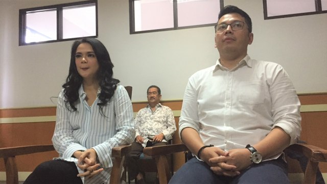 Shezy Idris dan suaminya, Krishna Adhyata Pratama, di Pengadilan Agama Jakarta Barat. Foto: Giovanni/kumparan.