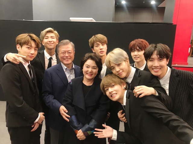 Kebersamaan BTS dengan Presiden Moon Jae In dalam Korea-France Friendship Concert