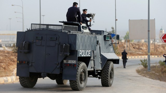 Polisi berjaga di perbatasan Yordania-Israel. (Foto: REUTERS/Muhammad Hamed)
