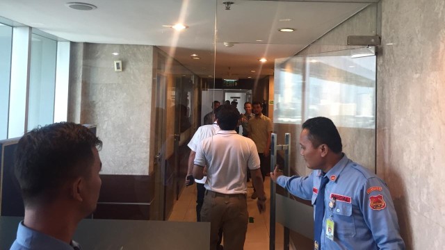 Kepolisian mengidentifikasi dugaan peluru nyasar di ruangan Anggota DPR Fraksi Gerindra, Wenny Warouw (Foto: Ricad Saka/kumparan)