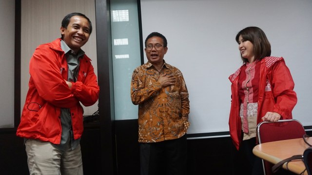 Grace Natalie (kanan) dan Raja Juli Antoni (kiri) saat berbincang dengan Ketua PGI Henriette T Hutabarat (tengah) di Kantor PGI, Jakarta, Senin (15/10).
 (Foto: Fanny Kusumawardhani/kumparan)