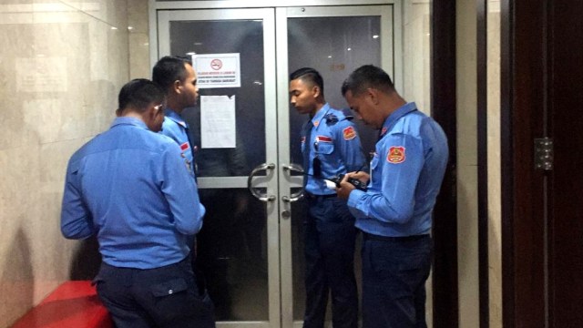 Petugas pamdal mengamankan lokasi penembakan peluru nyasar di ruangan Anggota DPR Fraksi Golkar, Bambang Hery Purnama, lantai 13 Gedung DPR (Foto: Ricad Saka/kumparan)