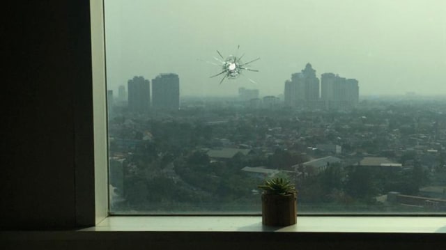 Kaca yang tertembak di gedung DPR di ruang 1601, ruangan dari Wenny Warouw Dapil Sulawesi Utara Fraksi Gerindra. (Foto: Dok. Istimewa)