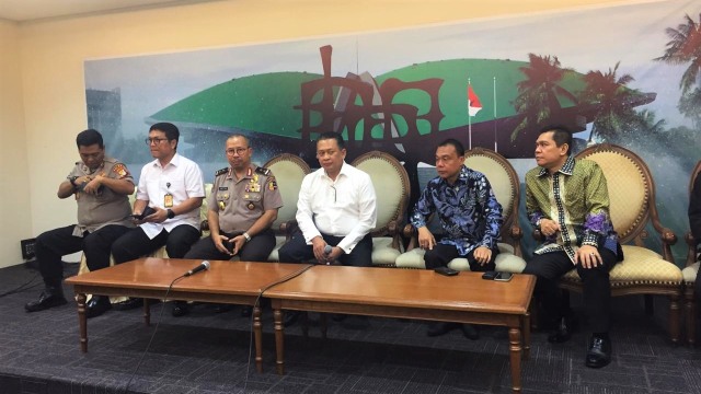 Ketua DPR Bambang Soesatyo dan Ketua Perbakin DKI Setyo Wasisto konpers terkait peluru nyasar ke ruangan anggota DPR. (Foto: Ricad Saka/kumparan)