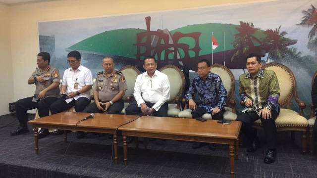 Ketua DPR Bambang Soesatyo (tengah) dan Ketua Perbakin DKI Setyo Wasisto konpers terkait peluru nyasar ke ruangan anggota DPR. (Foto: Ricad Saka/kumparan)